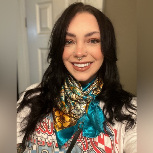 Meet your Posher, Tori - Picture 2 of 2